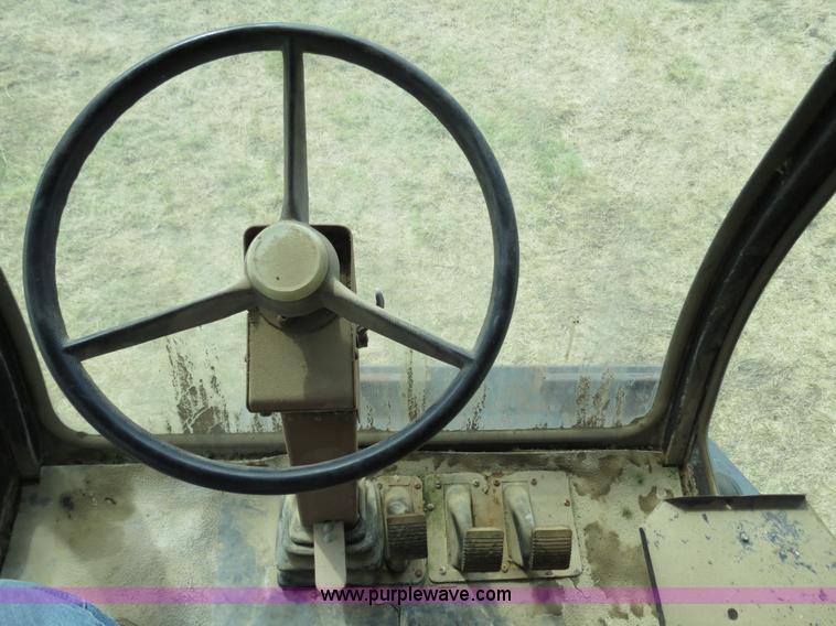 image for item A8583 1989 Gleaner R60 combine