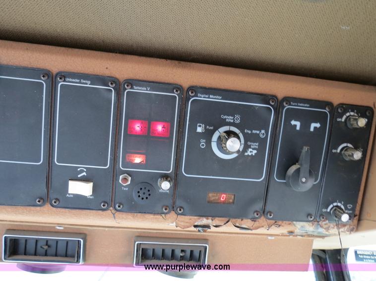 image for item A8583 1989 Gleaner R60 combine