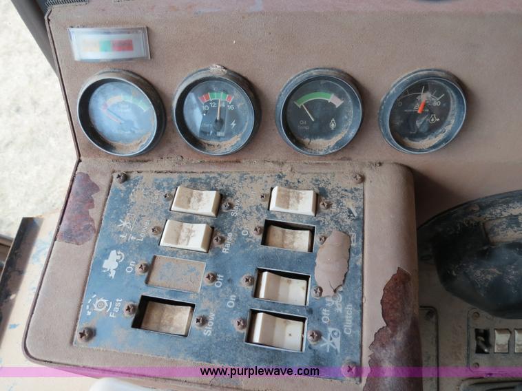 image for item A8583 1989 Gleaner R60 combine