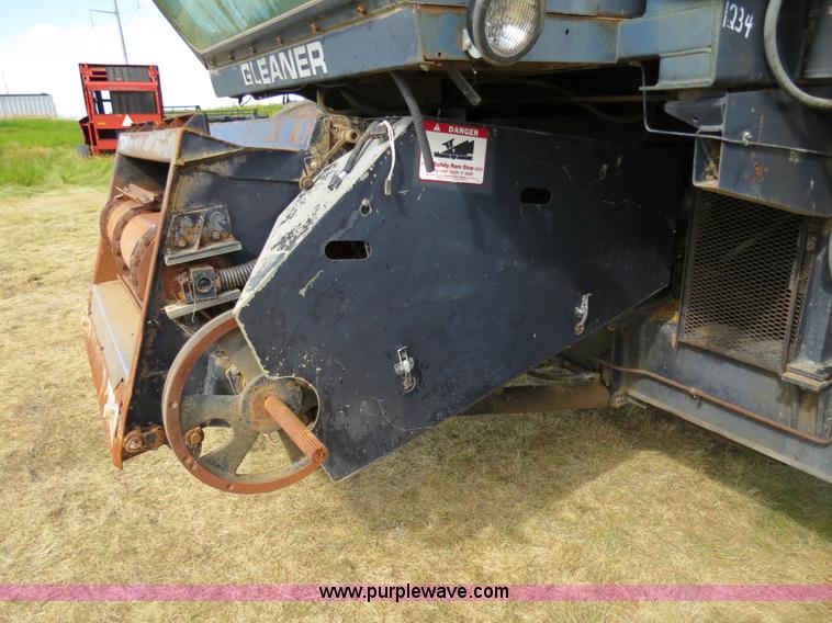 image for item A8583 1989 Gleaner R60 combine