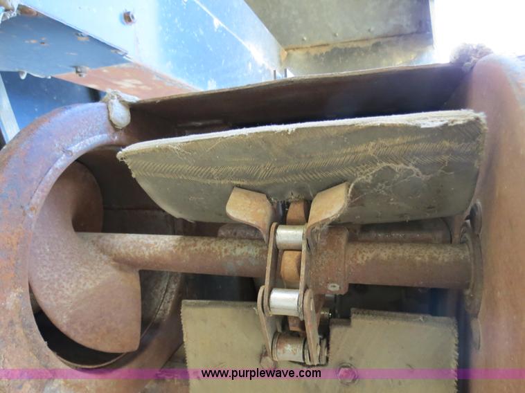 image for item A8583 1989 Gleaner R60 combine