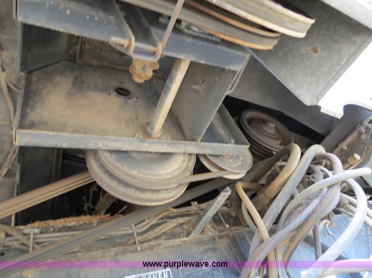 image for item A8583 1989 Gleaner R60 combine