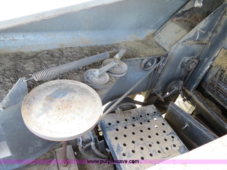 image for item A8583 1989 Gleaner R60 combine