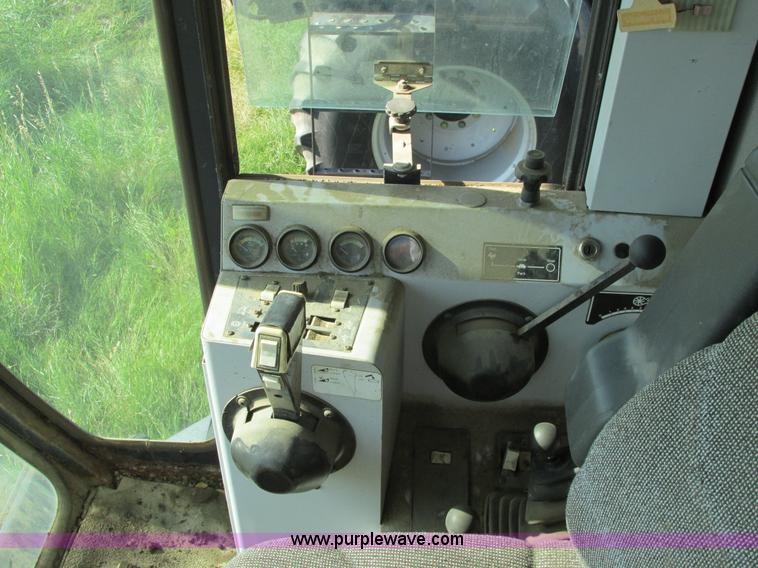 image for item A8584 1991 Gleaner R70 combine