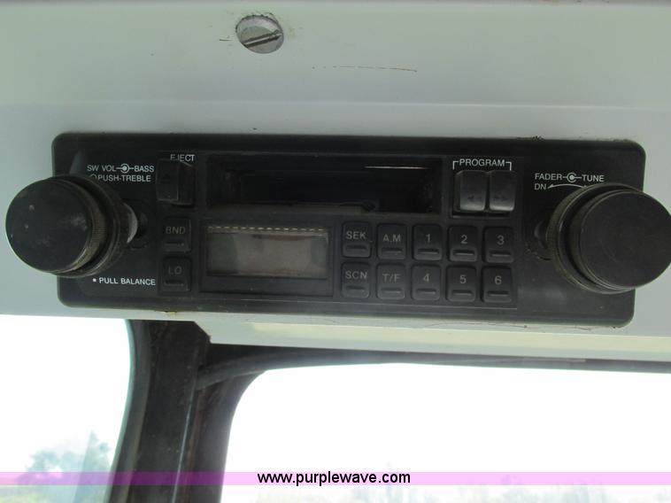 image for item A8584 1991 Gleaner R70 combine