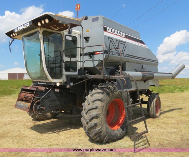 image for item A8587 1982 Gleaner N7 Series 3 combine