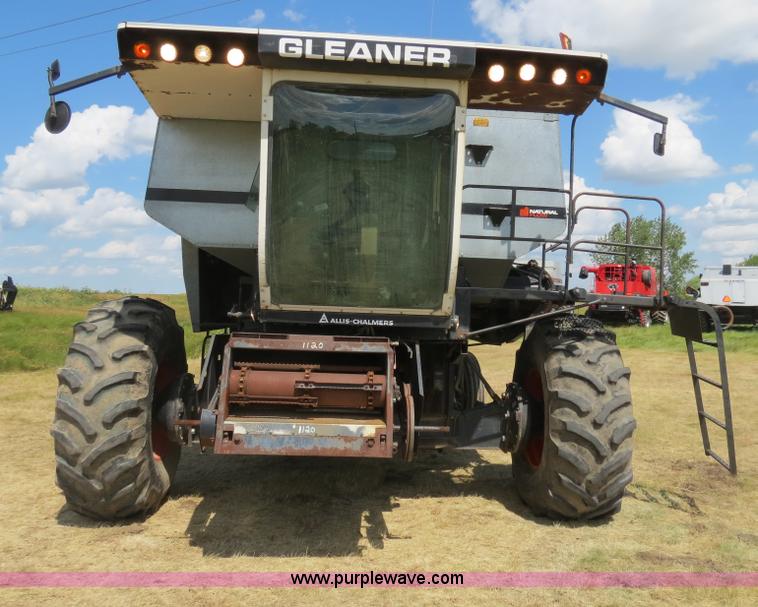 image for item A8587 1982 Gleaner N7 Series 3 combine