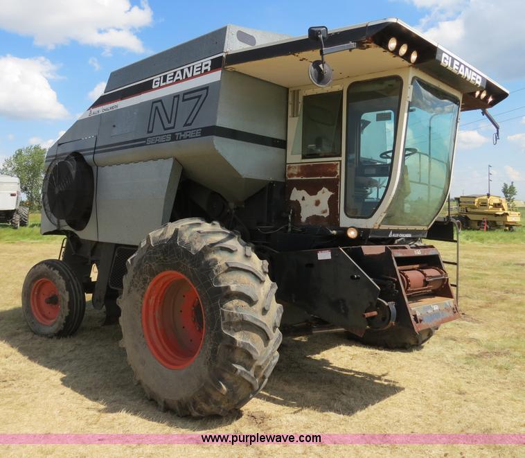 image for item A8587 1982 Gleaner N7 Series 3 combine