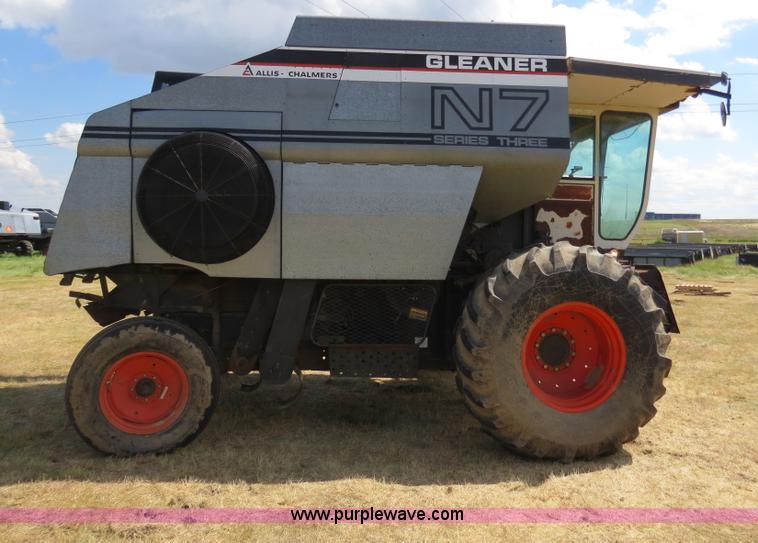 image for item A8587 1982 Gleaner N7 Series 3 combine