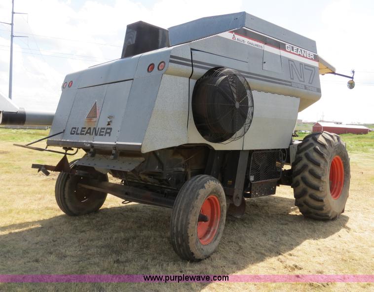 image for item A8587 1982 Gleaner N7 Series 3 combine