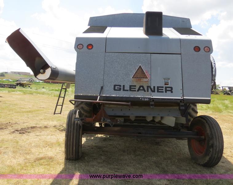 image for item A8587 1982 Gleaner N7 Series 3 combine