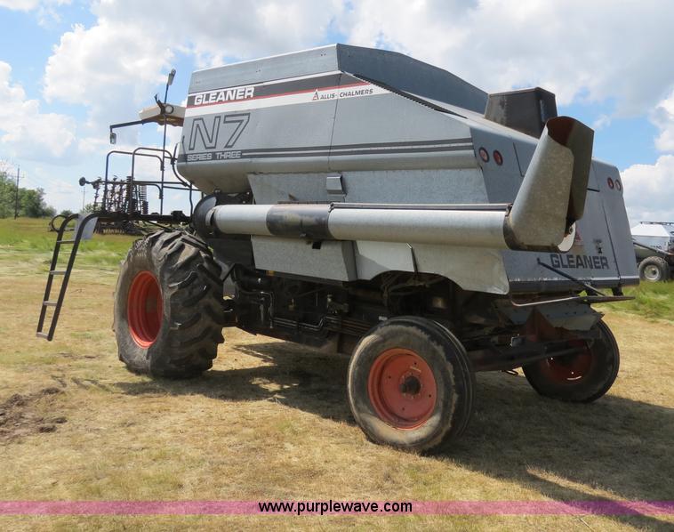 image for item A8587 1982 Gleaner N7 Series 3 combine