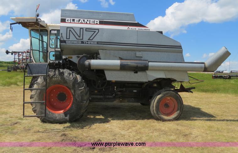 image for item A8587 1982 Gleaner N7 Series 3 combine