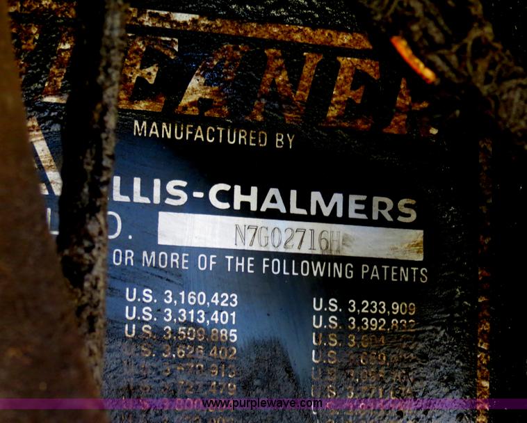 image for item A8587 1982 Gleaner N7 Series 3 combine