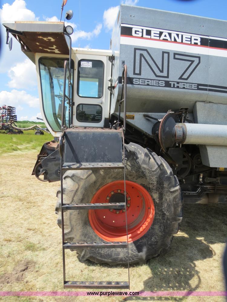 image for item A8587 1982 Gleaner N7 Series 3 combine