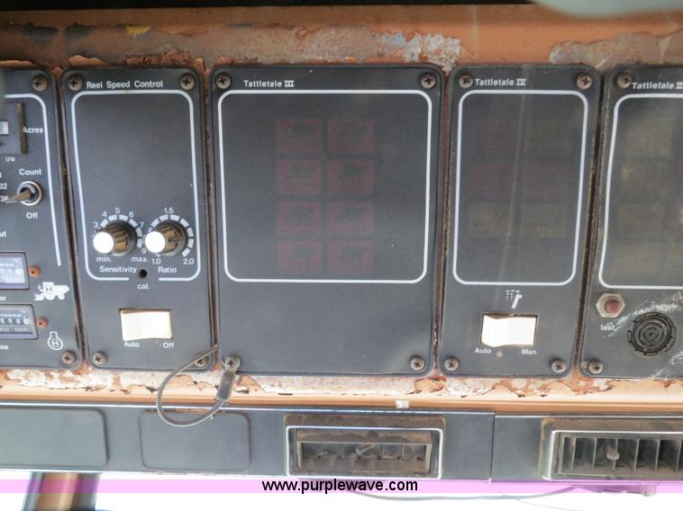 image for item A8587 1982 Gleaner N7 Series 3 combine