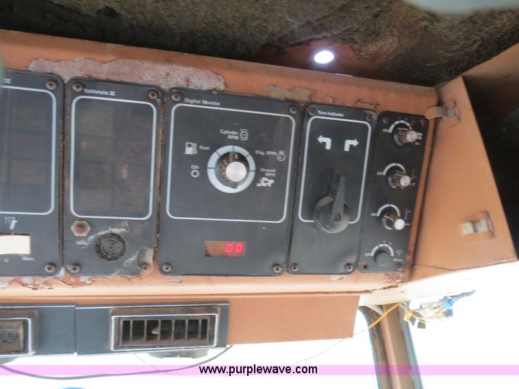 image for item A8587 1982 Gleaner N7 Series 3 combine