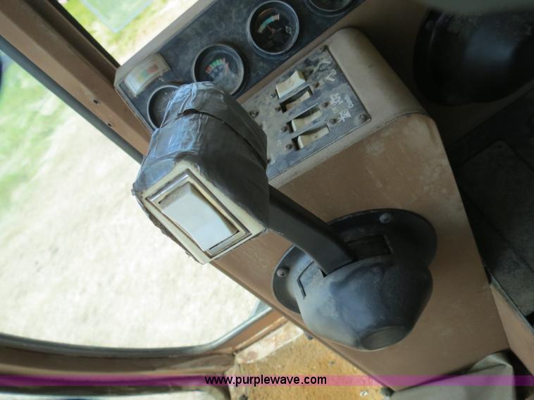 image for item A8587 1982 Gleaner N7 Series 3 combine