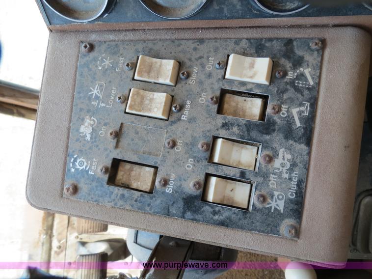 image for item A8587 1982 Gleaner N7 Series 3 combine