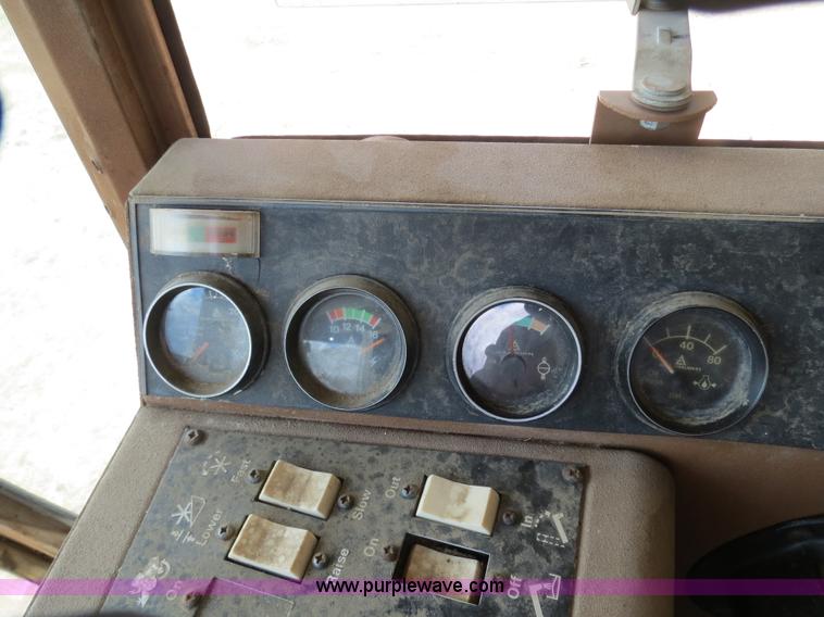 image for item A8587 1982 Gleaner N7 Series 3 combine