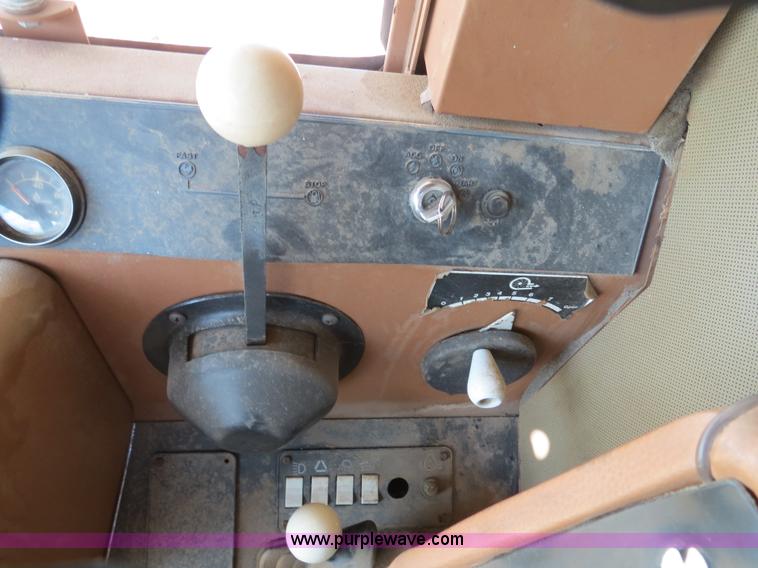 image for item A8587 1982 Gleaner N7 Series 3 combine