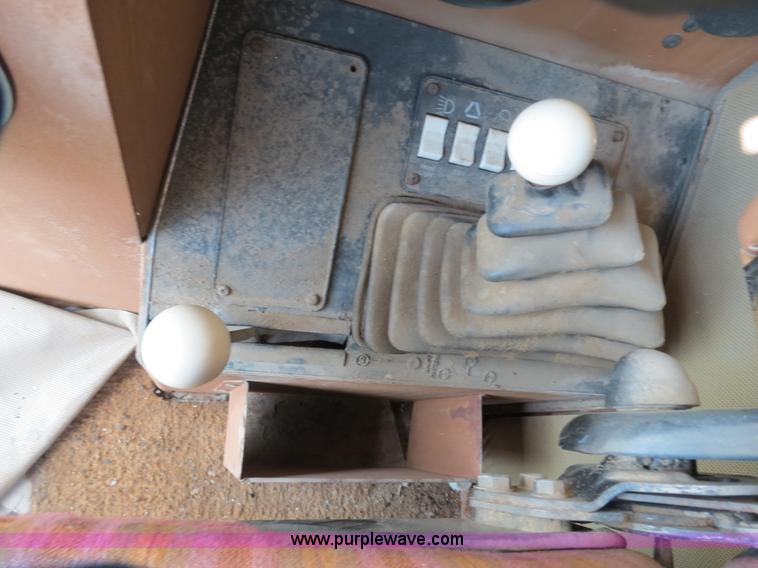 image for item A8587 1982 Gleaner N7 Series 3 combine