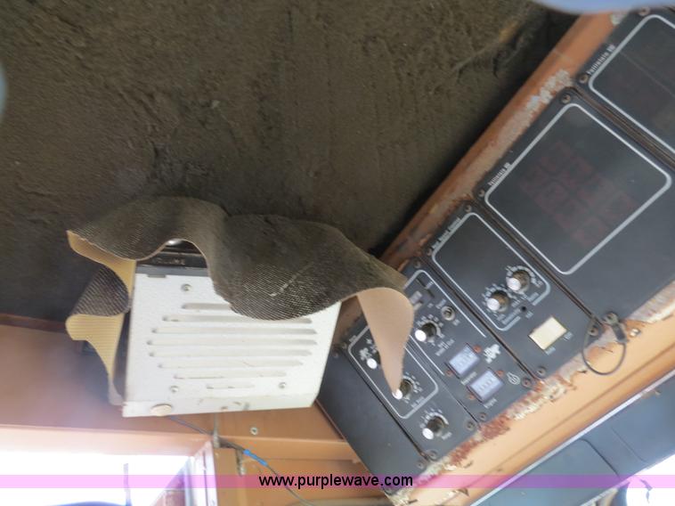 image for item A8587 1982 Gleaner N7 Series 3 combine