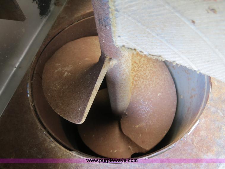 image for item A8587 1982 Gleaner N7 Series 3 combine