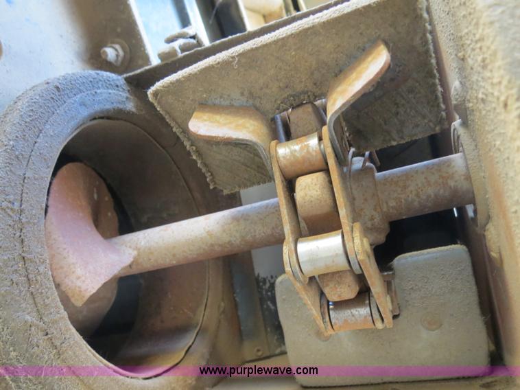 image for item A8587 1982 Gleaner N7 Series 3 combine