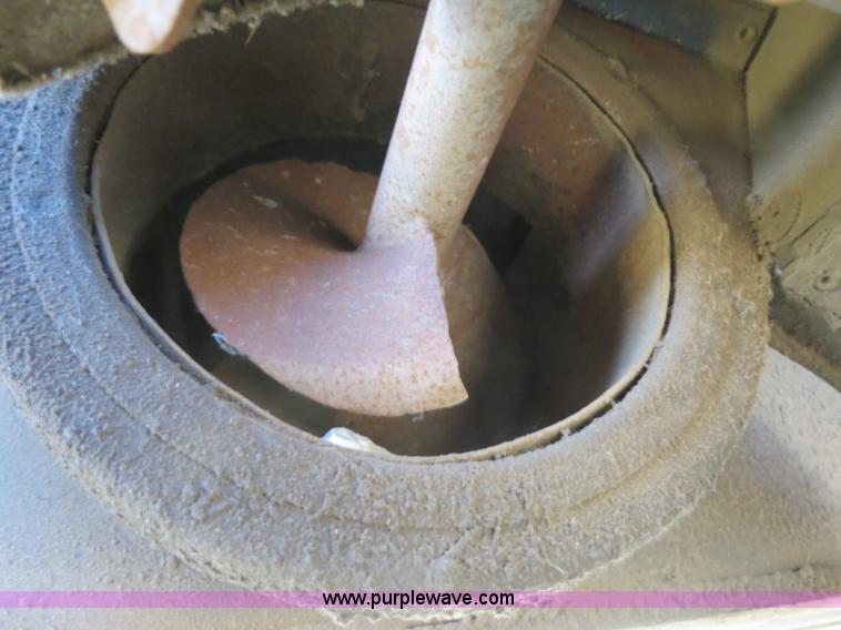 image for item A8587 1982 Gleaner N7 Series 3 combine