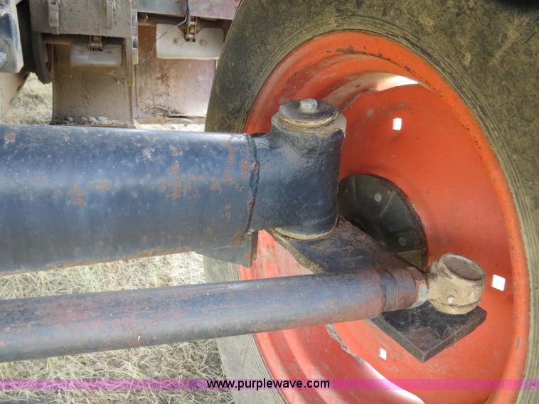 image for item A8587 1982 Gleaner N7 Series 3 combine