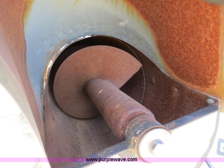 image for item A8587 1982 Gleaner N7 Series 3 combine