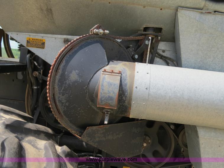 image for item A8587 1982 Gleaner N7 Series 3 combine