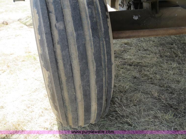 image for item A8587 1982 Gleaner N7 Series 3 combine