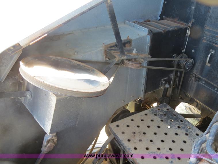 image for item A8587 1982 Gleaner N7 Series 3 combine