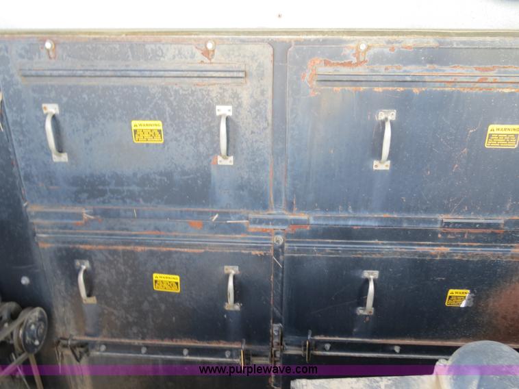 image for item A8587 1982 Gleaner N7 Series 3 combine