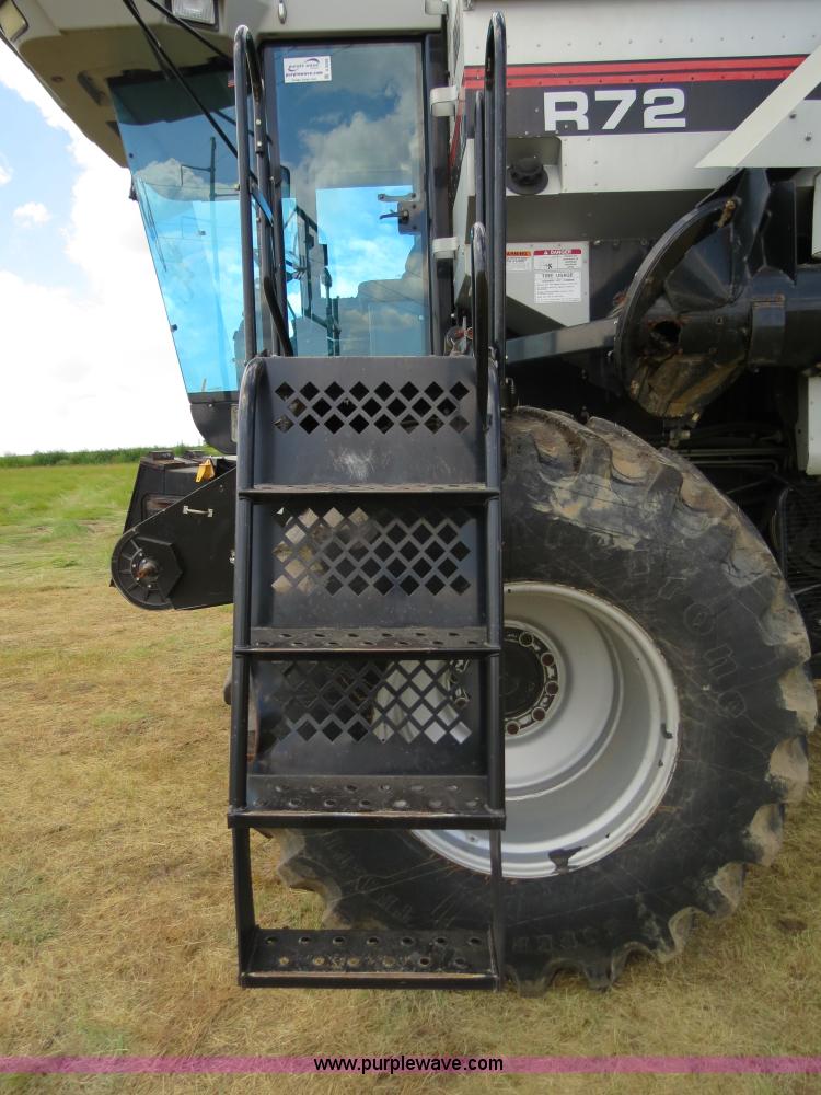 image for item A8589 1999 Gleaner R72 combine