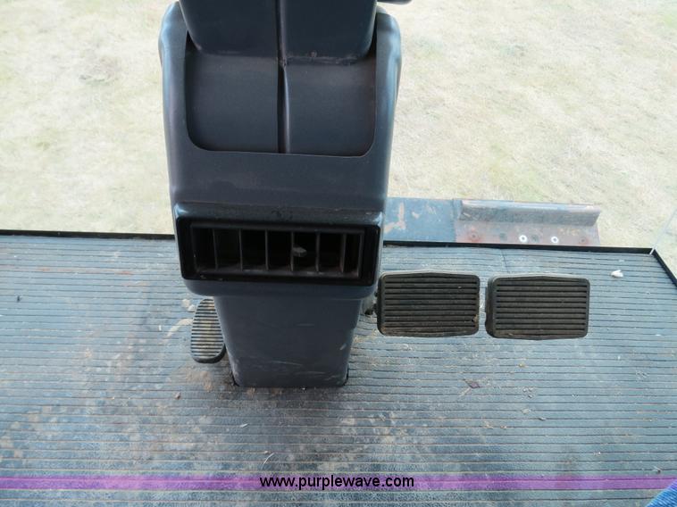 image for item A8589 1999 Gleaner R72 combine