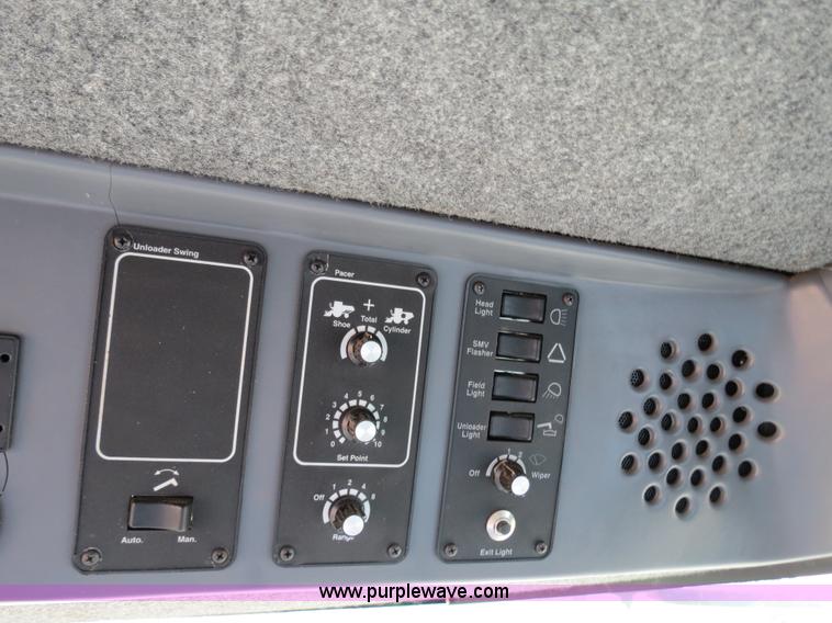 image for item A8589 1999 Gleaner R72 combine