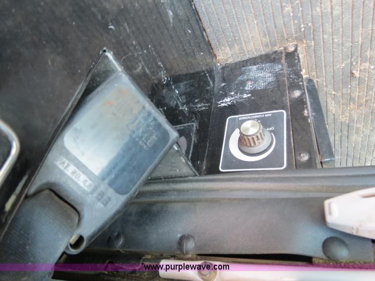 image for item A8589 1999 Gleaner R72 combine