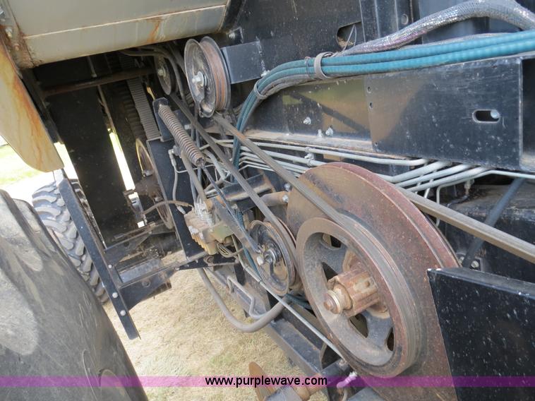 image for item A8589 1999 Gleaner R72 combine