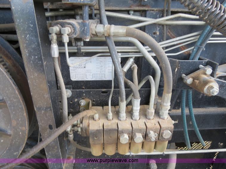 image for item A8589 1999 Gleaner R72 combine