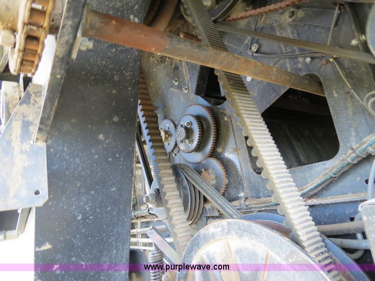 image for item A8589 1999 Gleaner R72 combine