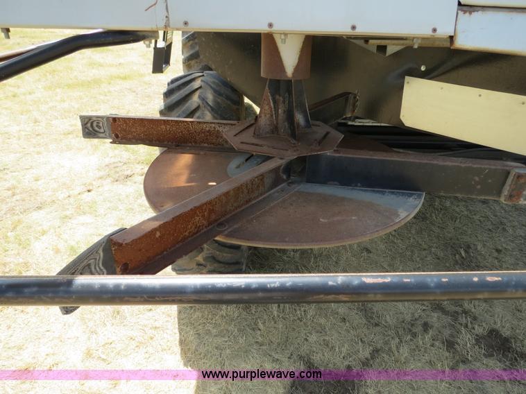 image for item A8589 1999 Gleaner R72 combine