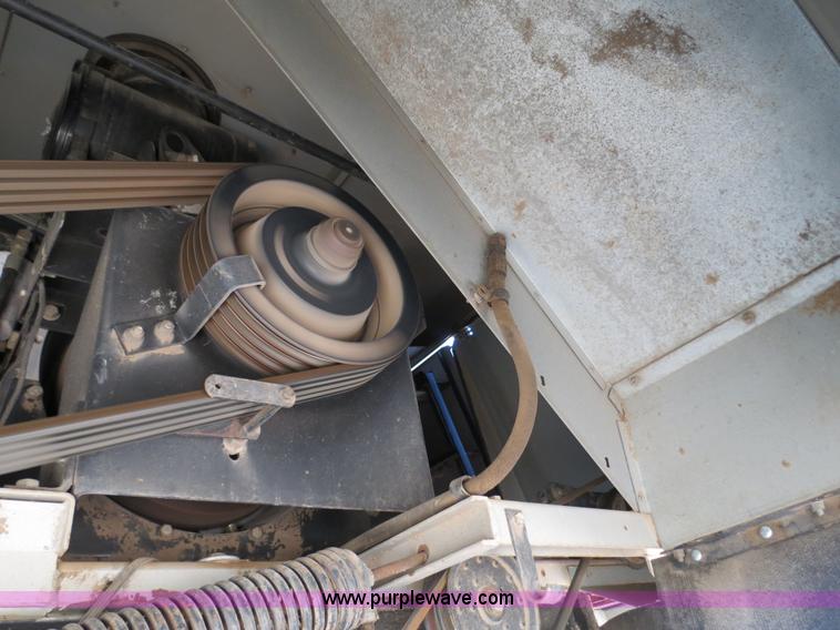 image for item A8589 1999 Gleaner R72 combine