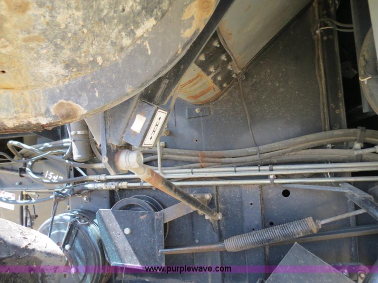 image for item A8589 1999 Gleaner R72 combine