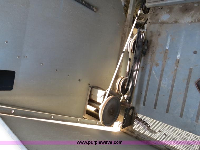 image for item A8589 1999 Gleaner R72 combine