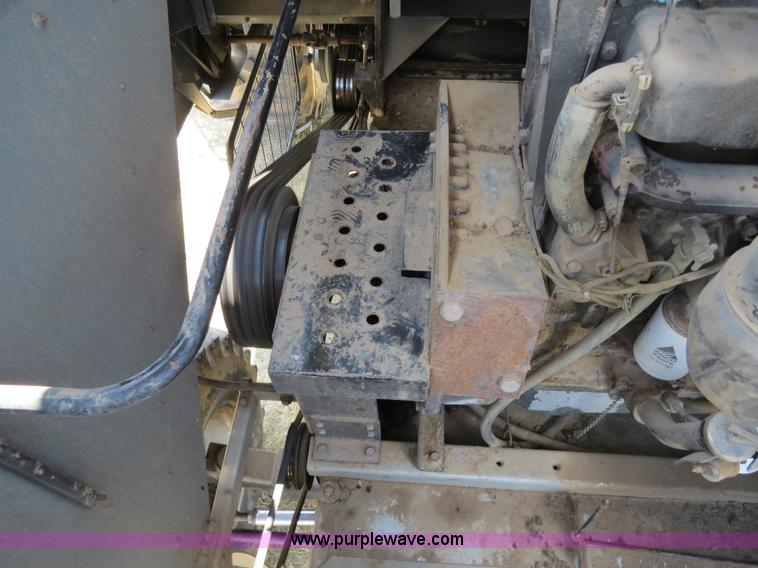 image for item A8589 1999 Gleaner R72 combine