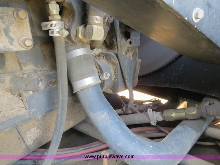 image for item A8589 1999 Gleaner R72 combine