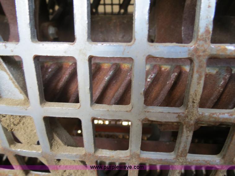 image for item A8589 1999 Gleaner R72 combine